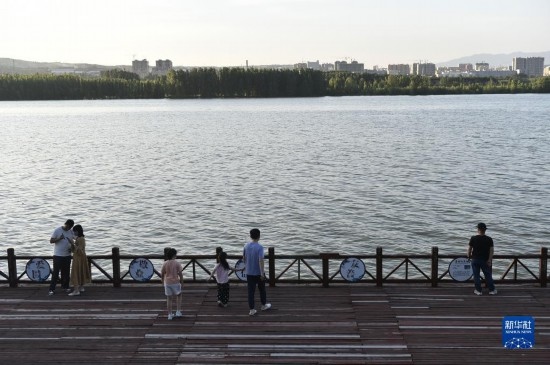 6月23日，游人在三門峽市黃河公園內(nèi)休閑。
