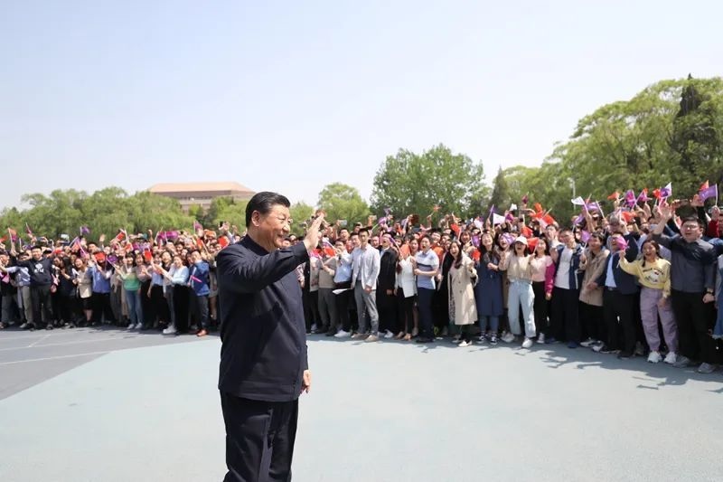 2021年4月19日，在清華大學建校110周年校慶日即將來臨之際，習近平來到清華大學考察。圖為習近平離開學校時，同師生們揮手致意。新華社記者 鞠鵬 攝