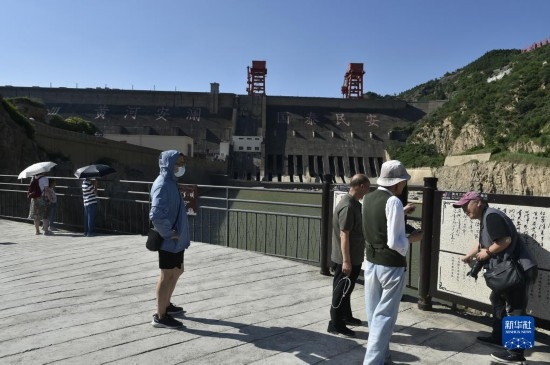 6月23日，游人在黃河三門峽大壩風(fēng)景區(qū)內(nèi)游覽。