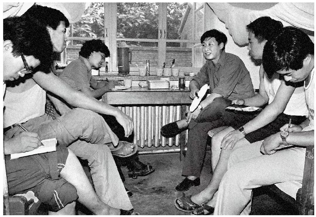 1984年7月29日，習近平與中國人民大學暑期社會實踐團成員在正定縣政府招待所宿舍座談。（圖源：《習近平與大學生朋友們》）