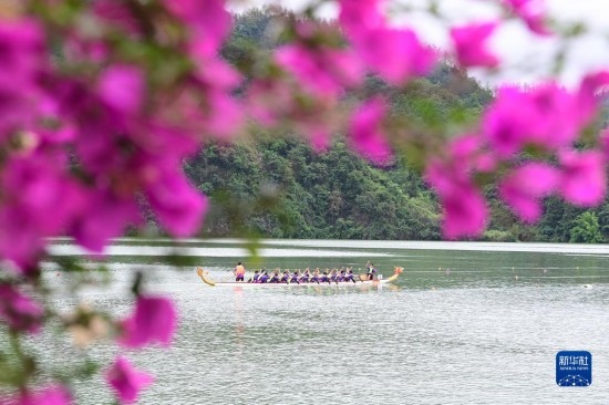 6月22日，重慶市酉陽土家族苗族自治縣酉水河鎮(zhèn)河灣村，參賽選手進行龍舟比賽。