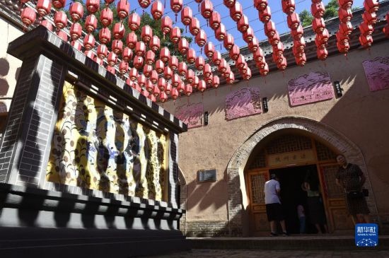 6月23日，游人在三門峽市陜州地坑院景區(qū)內(nèi)游覽。