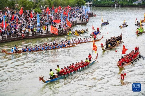 6月23日，在貴州省黔東南苗族侗族自治州施秉縣舉行的獨木龍舟節(jié)上，獨木龍舟進行水上巡游。