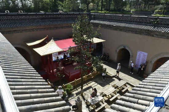 6月23日，游人在三門峽市陜州地坑院景區(qū)內(nèi)游覽。