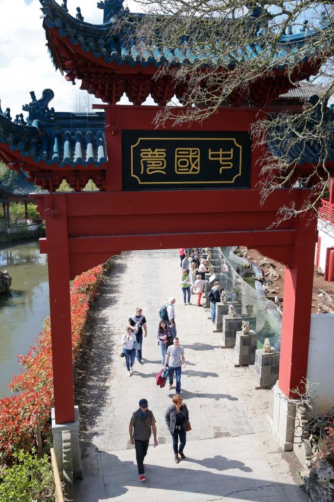 在比利時(shí)天堂動物園的中國園，游客從牌樓下走過。
