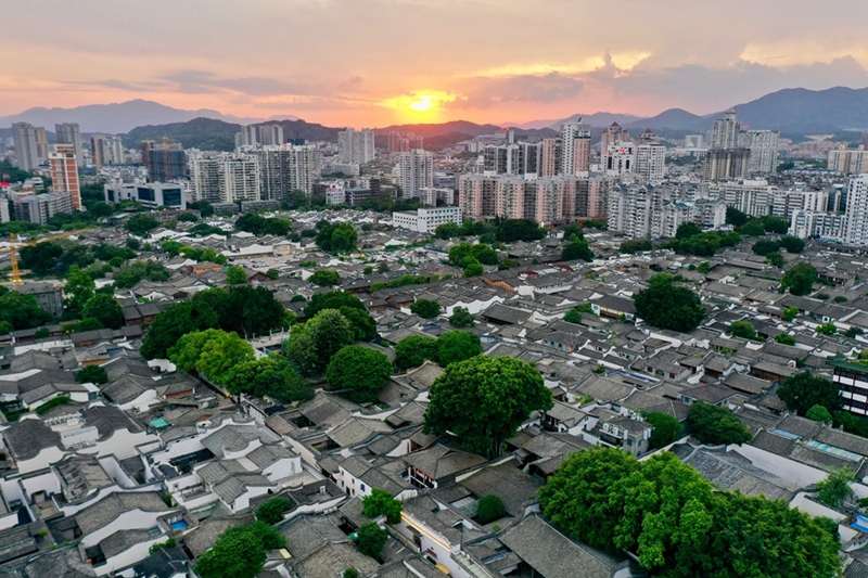 2021年7月10日，夕陽映照下的福州三坊七巷文化歷史街區(qū)。