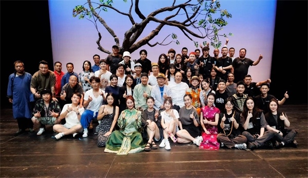 《斷金》百場演職人員合影。龍馬社供圖