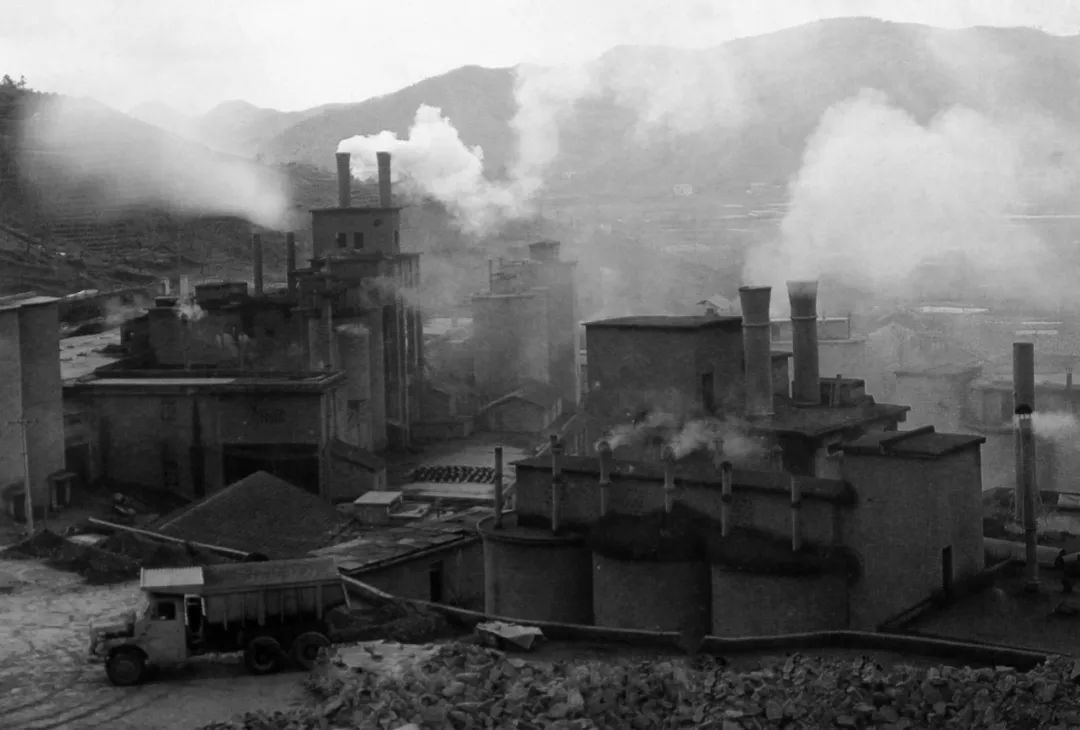 上世紀80年代，余村開礦山、辦水泥廠。（圖源：安吉縣委宣傳部）