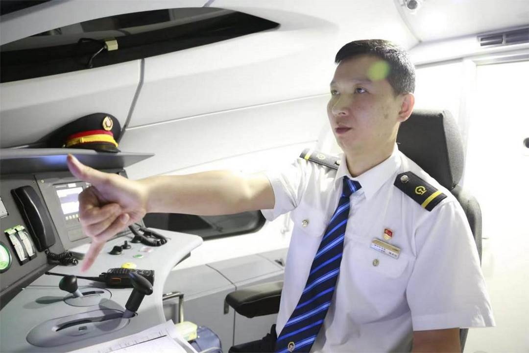 陳承儀駕駛動車組列車執(zhí)行標(biāo)準(zhǔn)作業(yè)。陳巍攝