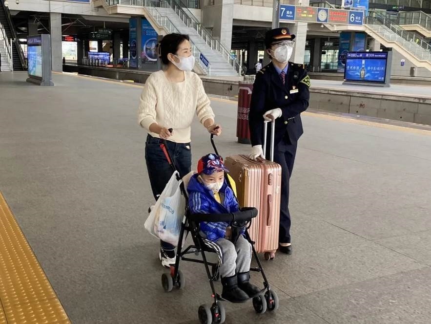 鄭海珠在站臺上引導(dǎo)旅客乘車。南昌鐵路供圖