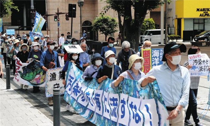 6月20日，日本民眾在福島縣政府周圍舉行抗議活動(dòng)，強(qiáng)烈反對(duì)核污水排海計(jì)劃。（圖片來源：《東京新聞》）