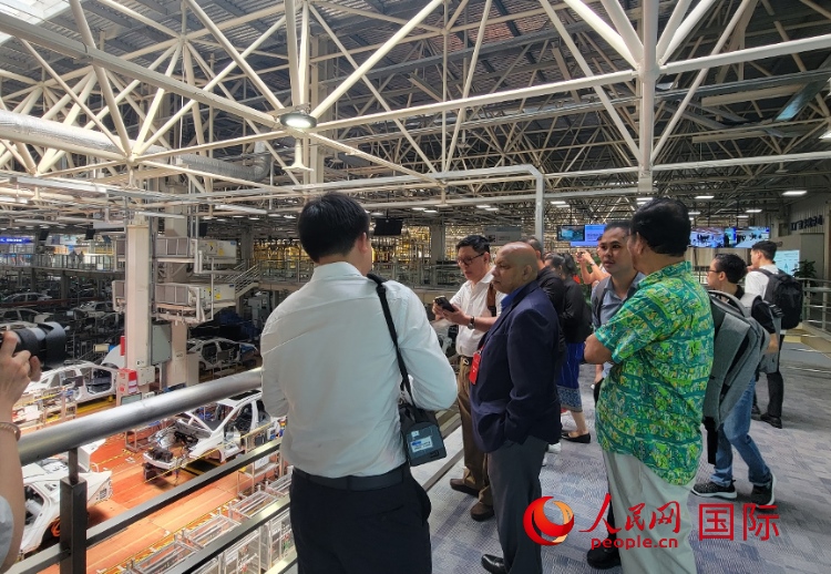 外媒記者在廣汽埃安車間參觀。人民網(wǎng) 寧玉瑛攝