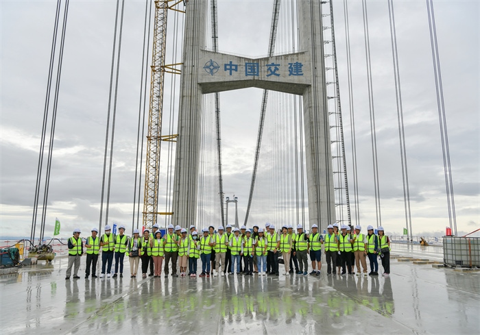 瀾湄六國媒體記者代表在建設(shè)中的深中通道伶仃洋大橋施工現(xiàn)場合影。（中交集團(tuán)供圖）