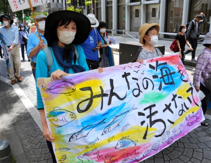 2023年6月20日，日本民眾在福島縣政府周圍舉行抗議活動，強烈反對核污水排海計劃，呼吁保護漁業(yè)資源。圖片來源：《朝日新聞》