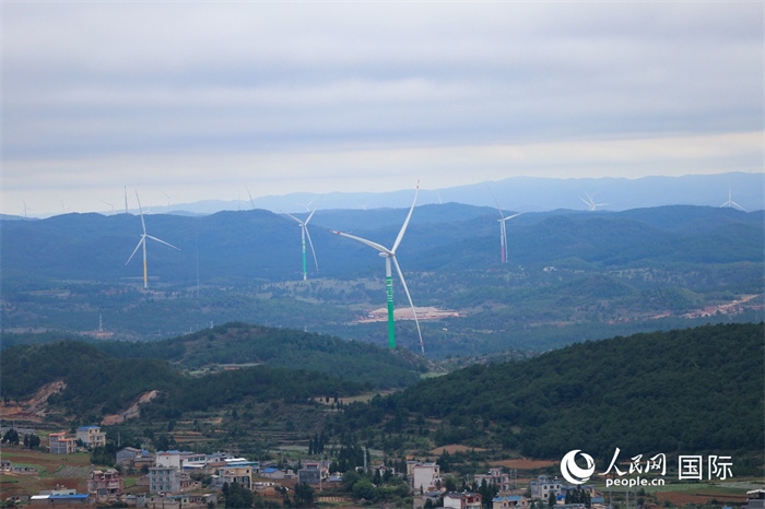 圖為位于云南省曲靖市富源縣的富源西風(fēng)電基地。（人民網(wǎng) 李發(fā)興攝）