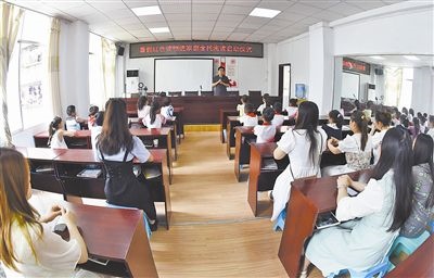  圖②：法院干警向參加活動的學生和家長講解暑假安全教育知識。