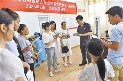  圖③：法院干警現(xiàn)場指導鄉(xiāng)村“代理家長”如何正確管護留守兒童。