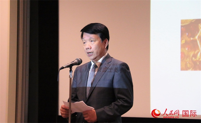 中國(guó)駐日本大使館文化處公使銜參贊致辭。（人民網(wǎng) 許可攝）