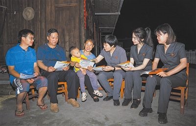“法治屋場會”上，法院黨員志愿服務(wù)隊(duì)在給種植戶普及法律知識。