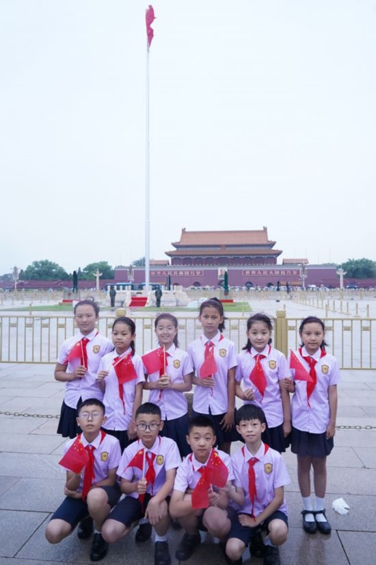 文縣東壩童聲合唱團(tuán)的孩子們?cè)谔彀查T(mén)廣場(chǎng)合影。