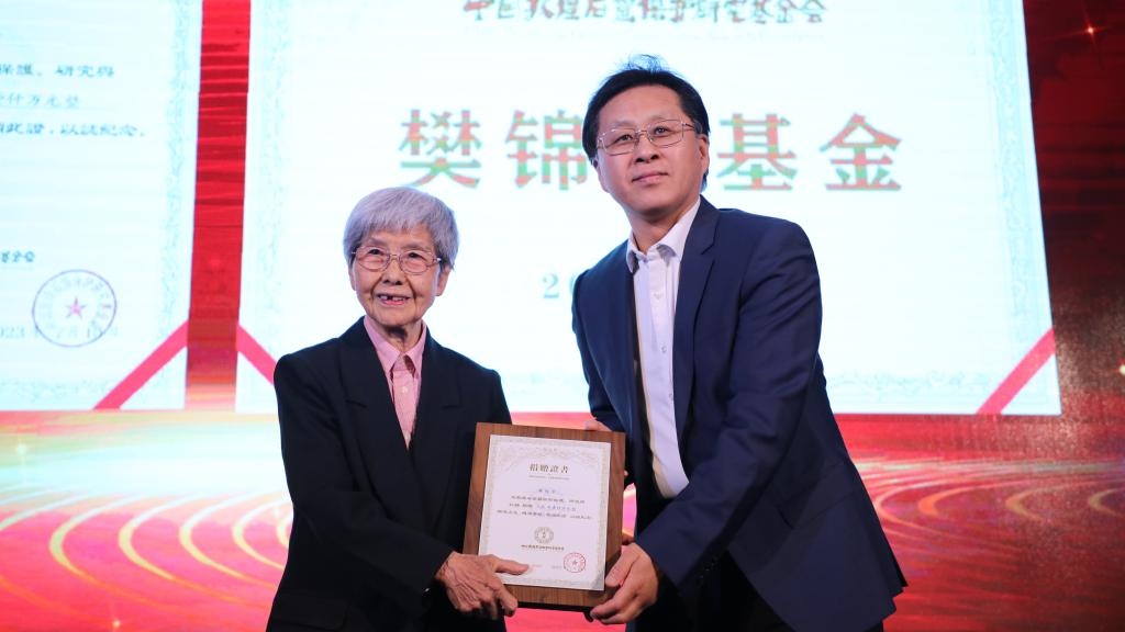 國家文物局黨組成員、副局長解冰（右）為樊錦詩（左）頒發(fā)捐贈證書。新華社記者張睿 攝