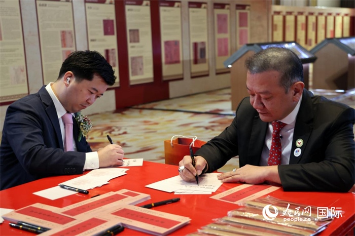 觀眾在展覽現(xiàn)場(chǎng)設(shè)置的體驗(yàn)區(qū)手寫“批信”。人民網(wǎng)記者楊一攝