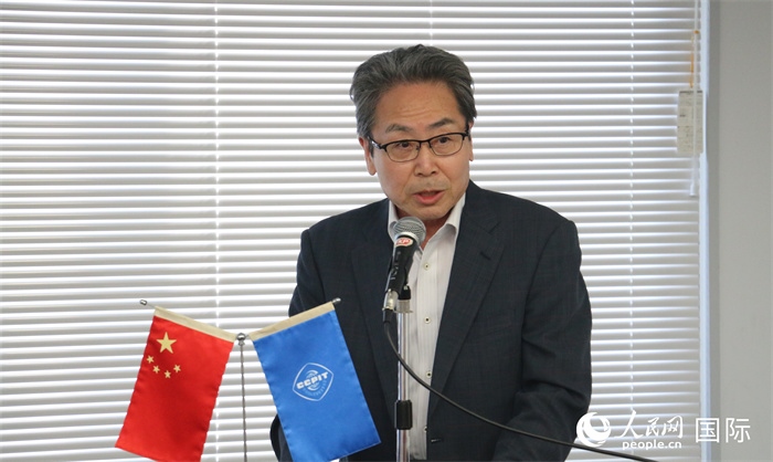 日本國(guó)貿(mào)促專務(wù)理事安田真人在日本路演會(huì)場(chǎng)發(fā)表致辭。人民網(wǎng) 許可攝