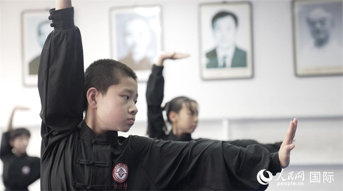 正在練習(xí)劈掛拳的武術(shù)學(xué)童。人民網(wǎng)記者 袁蒙攝