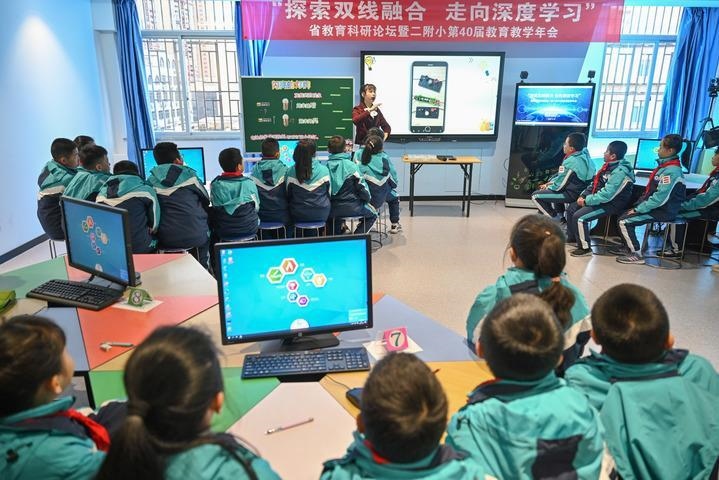 福州教育學院附屬第二小學的學生在由學校與網(wǎng)龍網(wǎng)絡公司共同打造的“創(chuàng)客教室”學習科學課（2020年12月18日攝）。新華社記者 宋為偉 攝
