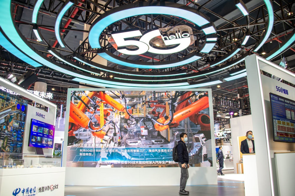 在位于湖北省武漢市的中國光谷科技會展中心拍攝的“5G+工業(yè)互聯(lián)網(wǎng)成果展”現(xiàn)場（2021年11月20日攝）。新華社記者 伍志尊 攝