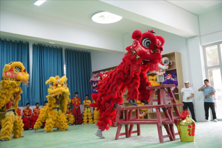 開(kāi)課儀式現(xiàn)場(chǎng)，疏附縣第一中學(xué)舞獅隊(duì)的醒獅表演。