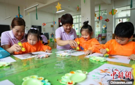 在肥西縣山南鎮(zhèn)中心幼兒園，孩子們?cè)诶蠋煹闹笇?dǎo)下作畫(huà)。陳家樂(lè) 攝
