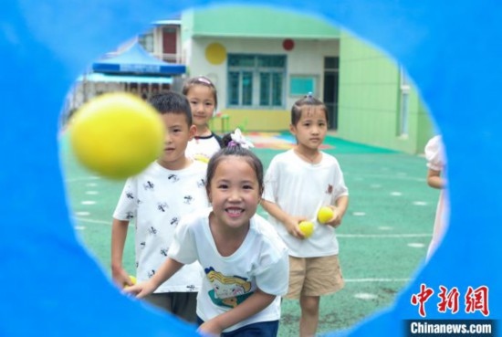 在肥西縣山南鎮(zhèn)中心幼兒園，孩子們?cè)谕娌级赐肚蛴螒?。陳家?lè) 攝