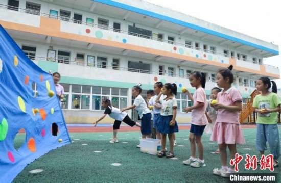 在肥西縣山南鎮(zhèn)中心幼兒園，孩子們?cè)谕娌级赐肚蛴螒颉ｊ惣覙?lè) 攝