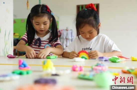 在肥西縣山南鎮(zhèn)中心幼兒園，孩子們?cè)谧霾噬嗨?。陳家?lè) 攝