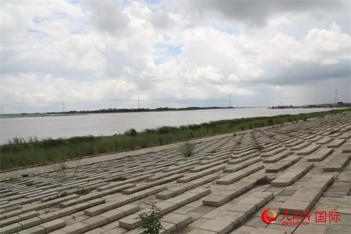 孟加拉國帕德瑪大橋河道整治工程北岸整治區(qū)域長1.5千米，南岸長11.5千米，是目前世界上規(guī)模最大的河道整治工程。人民網(wǎng)記者 孫廣勇攝