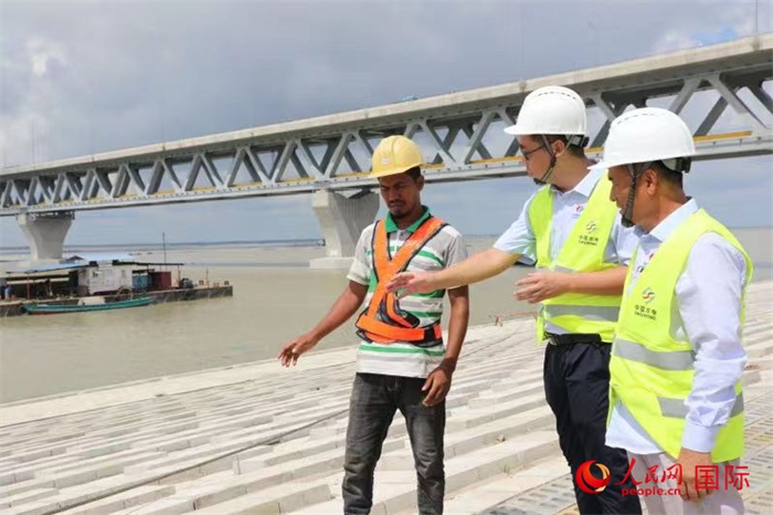 孟加拉國帕德瑪大橋河道整治工程北岸整治區(qū)域長1.5千米，南岸長11.5千米，是目前世界上規(guī)模最大的河道整治工程。人民網(wǎng)記者 孫廣勇攝
