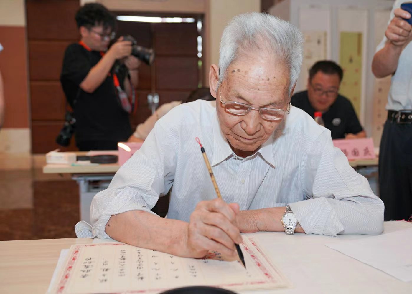 老教授們用毛筆書(shū)寫(xiě)2023級(jí)新生錄取通知書(shū)。校方供圖
