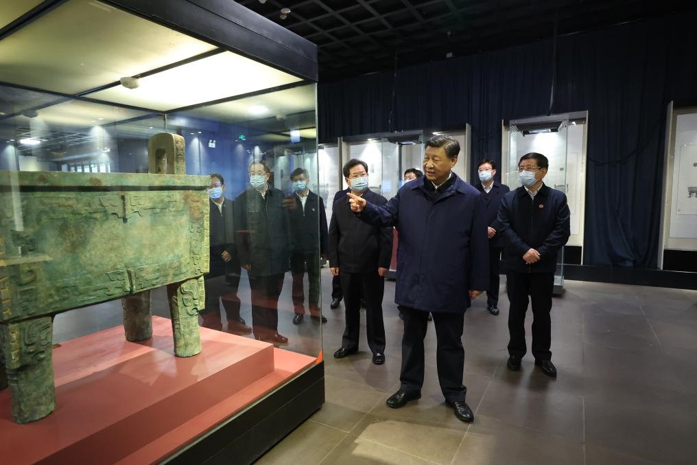 2022年10月26日至28日，中共中央總書(shū)記、國(guó)家主席、中央軍委主席習(xí)近平在陜西省延安市、河南省安陽(yáng)市考察。這是28日下午，習(xí)近平在安陽(yáng)市殷墟博物館考察。新華社記者 鞠鵬 攝