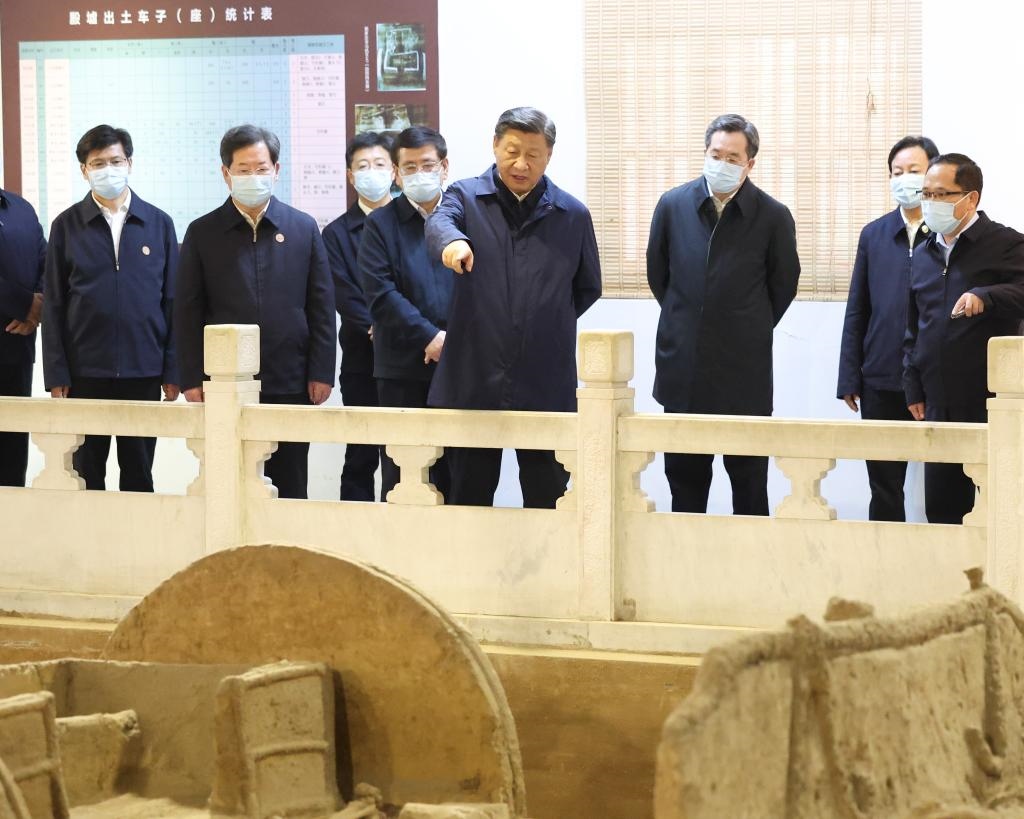 2022年10月26日至28日，中共中央總書(shū)記、國(guó)家主席、中央軍委主席習(xí)近平在陜西省延安市、河南省安陽(yáng)市考察。這是28日下午，習(xí)近平在安陽(yáng)市殷墟遺址考察。新華社記者 丁林 攝