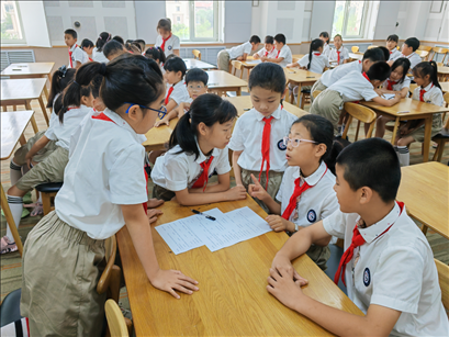 7月14日，遼寧大連市甘井子區(qū)春田小學開展綠色環(huán)保主題班會。新華社記者張博群攝
