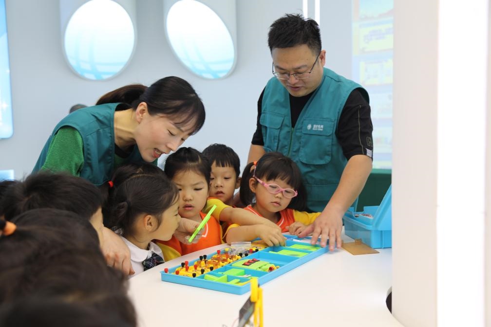 7月12日，浙江寧波奉化區(qū)實驗小學，暑托班孩子學習暑期安全用電和節(jié)能知識。新華社記者張璇攝