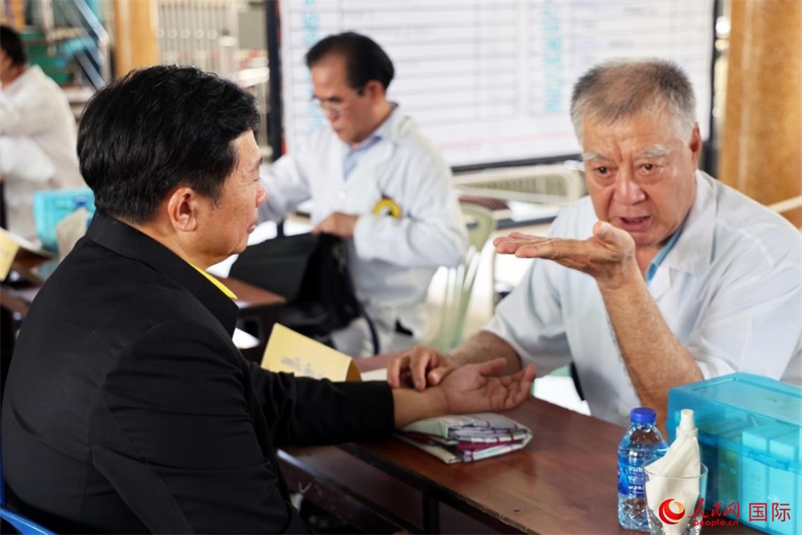 泰國中醫(yī)師為泰國春武里府最高行政長官威塔亞號脈問診。人民網(wǎng)記者 楊一攝