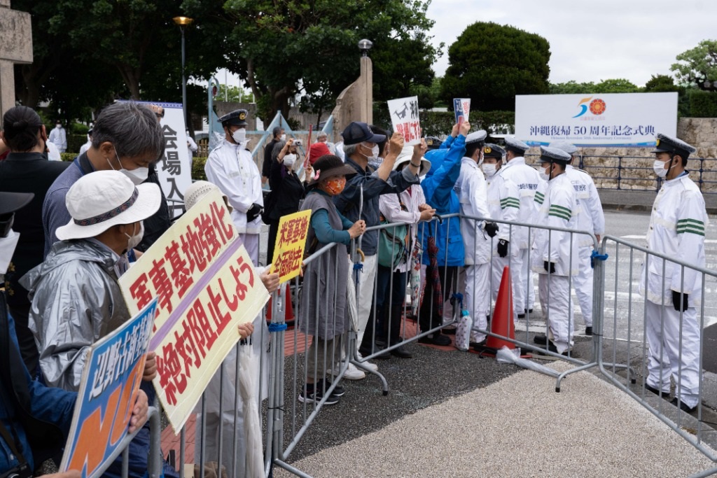 2022年5月15日，在日本沖繩，人們?cè)跊_繩回歸日本本土50周年紀(jì)念儀式現(xiàn)場(chǎng)外抗議。新華社記者張笑宇攝
