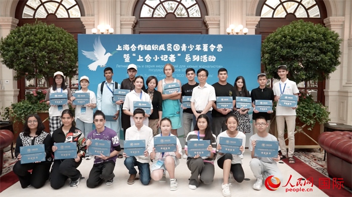 主辦單位為“上合小記者”頒發(fā)證書。實習(xí)生 方明軒攝