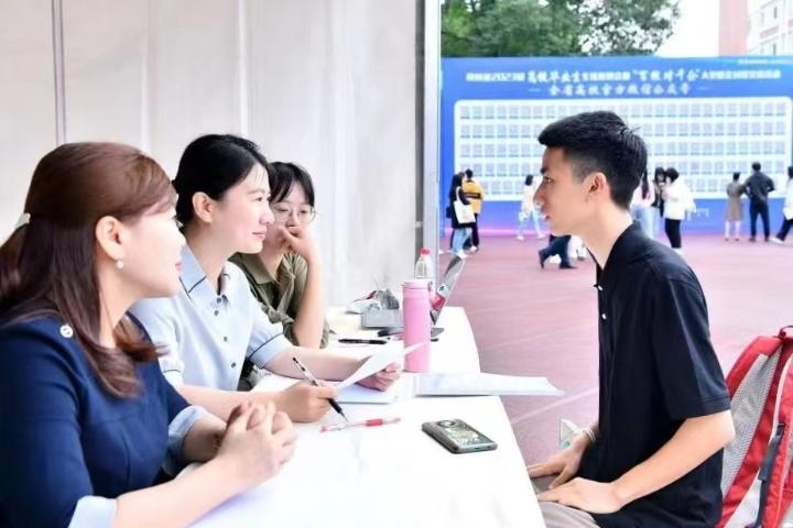 2023年5月7日，四川省2023屆高校畢業(yè)生專場招聘會暨“百校對千企”大型校企對接交流活動在成都理工大學(xué)舉行。（四川省教育廳供圖）