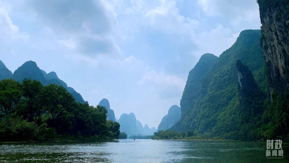 漓江流域國家地表水考核斷面連續(xù)6年保持Ⅱ類水質(zhì)，2022年漓江入選國家首批美麗河湖案例。（總臺央視記者張宇拍攝）