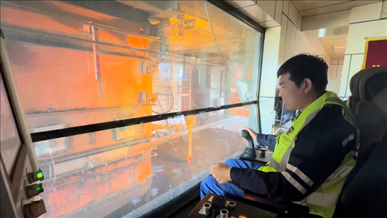 國家電投內(nèi)蒙古公司南露天煤礦裝車站司機石繼立的操縱下，一次性60噸的煤炭穩(wěn)穩(wěn)裝入車廂。人民網(wǎng) 金洪花攝