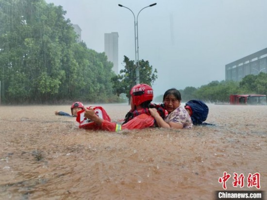 湖北咸寧暴雨引發(fā)內(nèi)澇， 消防營(yíng)救民眾 朱燕林 攝