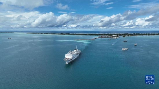 7月22日，中國海軍“和平方舟”號醫(yī)院船結(jié)束基里巴斯訪問，駛離塔拉瓦港。新華社發(fā)（桂江波 攝）